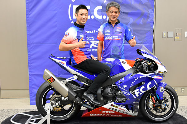 バイクと高橋裕紀、藤井正和総監督