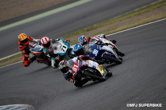レース中全周にわたって激しく続いたトップ争い