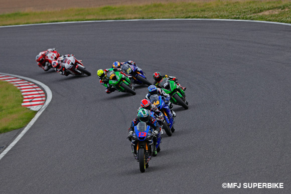 アズラン、ウエストが勝利。伊藤が両レースで4位