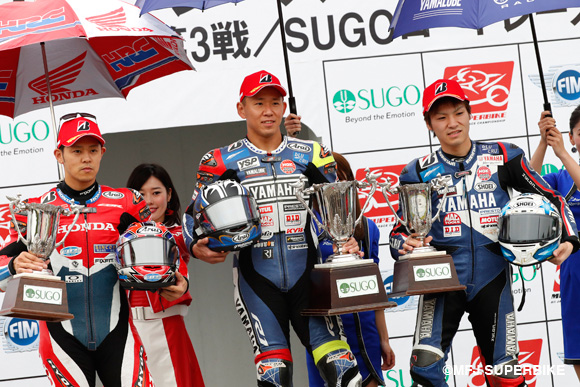 中須賀克行がレース1を制し、今季5勝目！