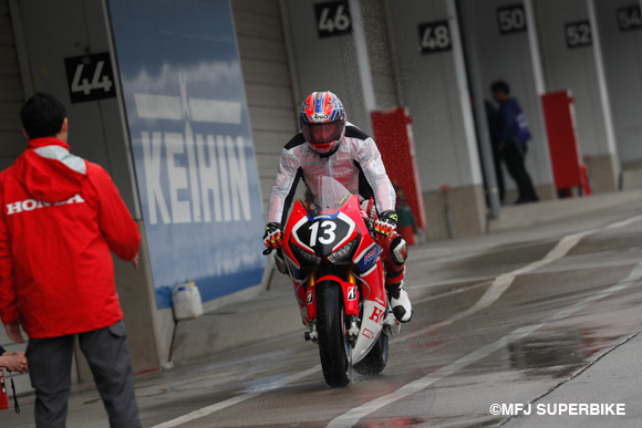 不安定なコンディションで高橋巧がトップタイム