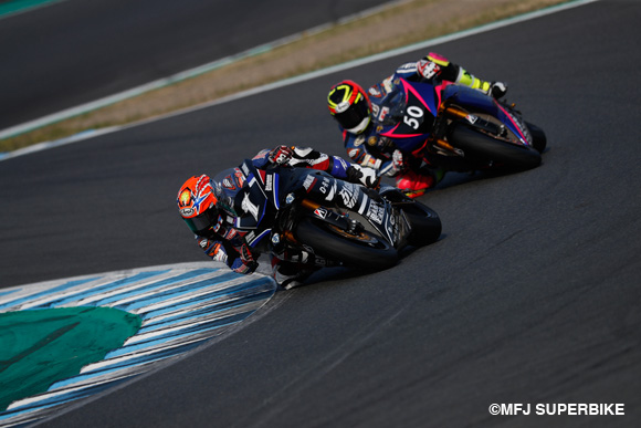 岡本裕生がレースをリードし、開幕戦を優勝で飾る！