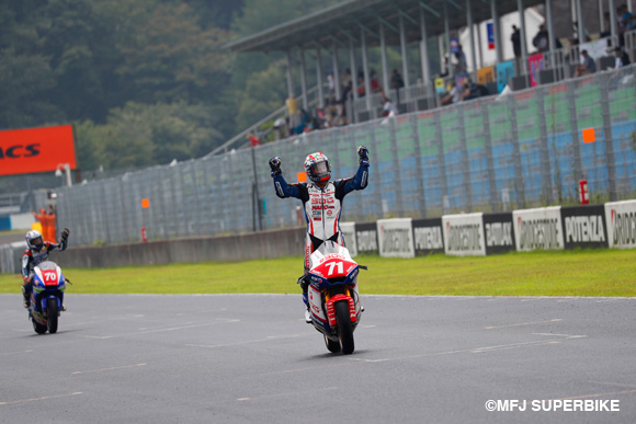 榎戸育寛が雨中のレースで今季2勝目！
