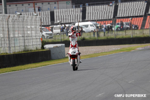 名越哲平が3台のバトルを制して今季3勝目！